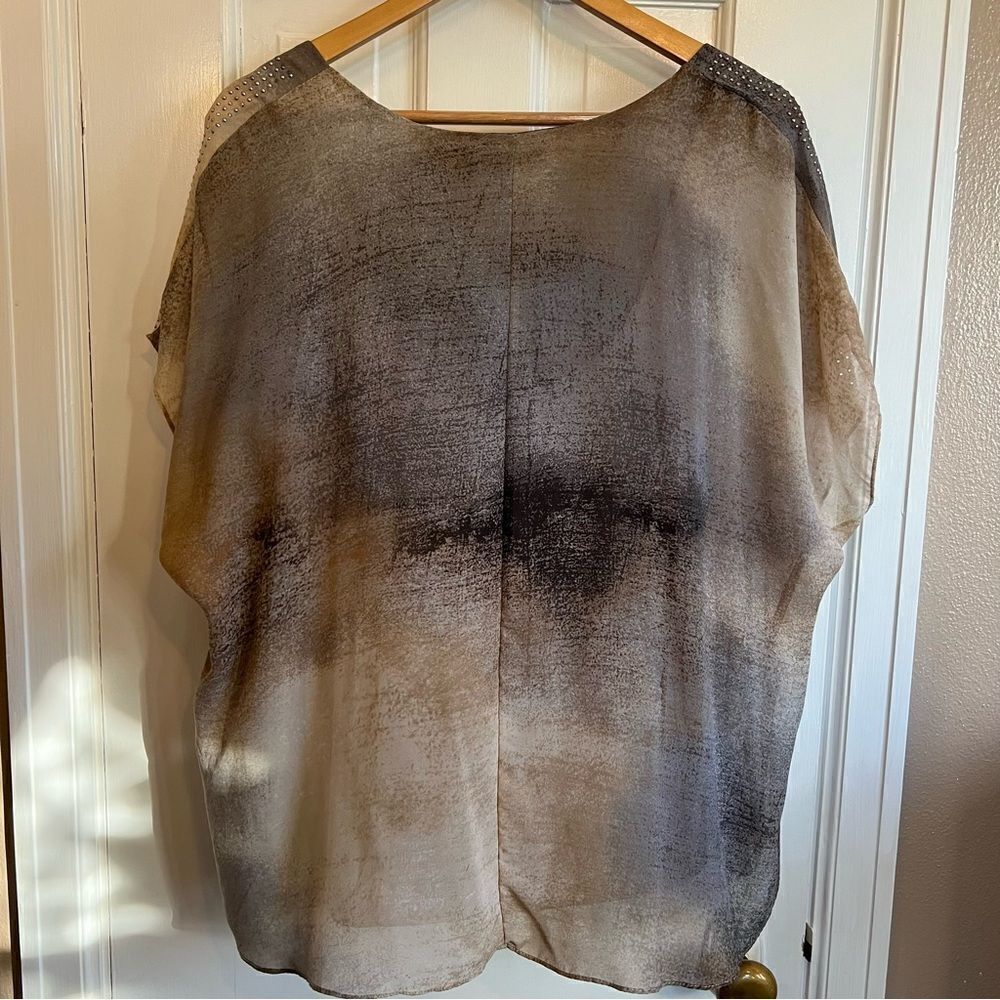 Unity World Wear Elegant Gradient Top - Picture 6 of 7